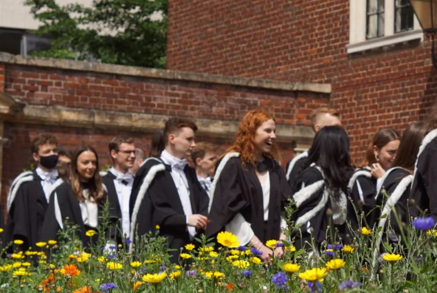 6月30日英國劍橋大學(xué)舉行了線下畢業(yè)典禮