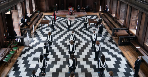 6月30日英國劍橋大學(xué)舉行了線下畢業(yè)典禮