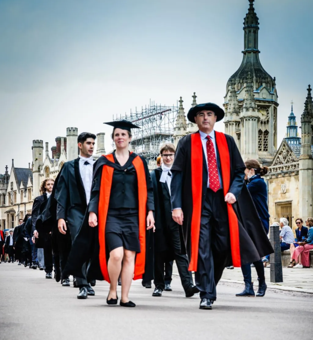 6月30日英國劍橋大學(xué)舉行了線下畢業(yè)典禮