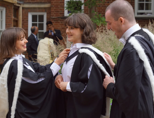 6月30日英國劍橋大學(xué)舉行了線下畢業(yè)典禮