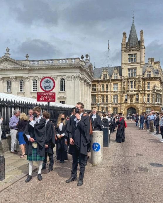 6月30日英國劍橋大學(xué)舉行了線下畢業(yè)典禮