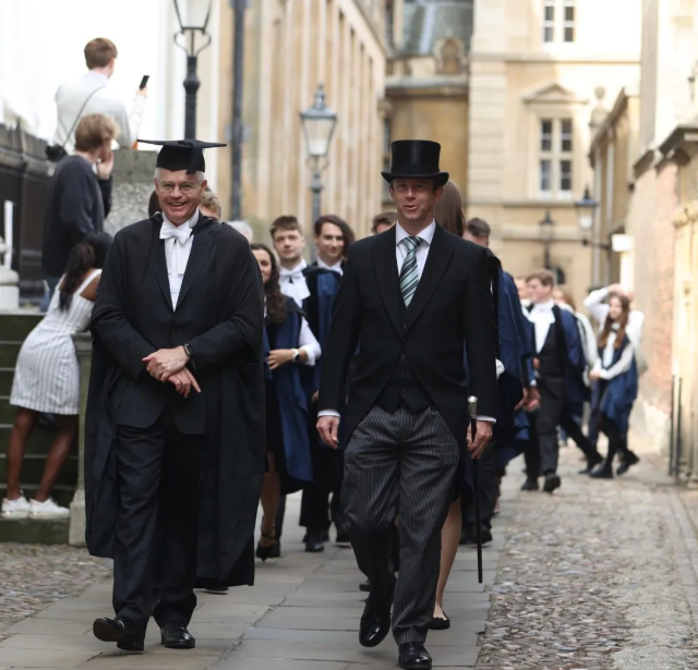 6月30日英國劍橋大學(xué)舉行了線下畢業(yè)典禮